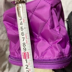 メイクポーチなどに2色ありますの画像