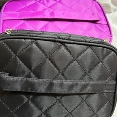 メイクポーチなどに2色ありますの画像