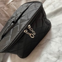 メイクポーチなどに2色あります
