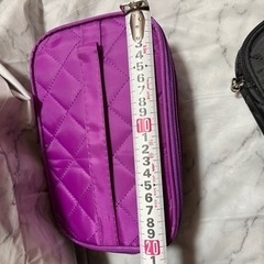 メイクポーチなどに2色ありますの画像