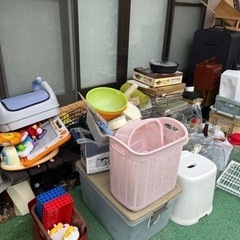 ガラージセール　１つ500円、持って帰り放題で1000円