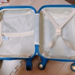 ミニオンズ、スーツケースの画像