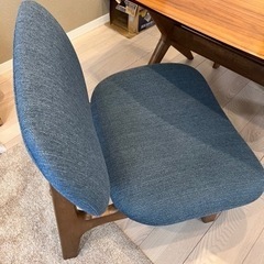 テーブル&椅子二脚セットの画像