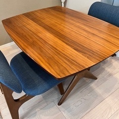 テーブル&椅子二脚セット