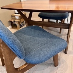 テーブル&椅子二脚セットの画像