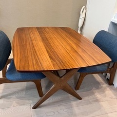 テーブル&椅子二脚セットの画像