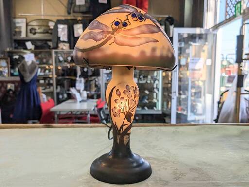 【愛品倶楽部柏店】ガレ風テーブルランプ　トンボと花