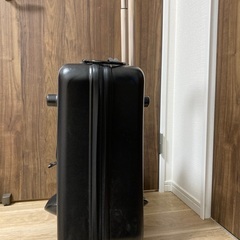 受け渡し調整中　使用1回）キッズトラベル ブラック 黒 Mサイズ 子供が乗れるキャリーケースの画像