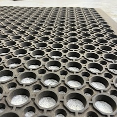 ゴムマット 有孔 屋内外の滑り止めマット マット穴あき ゴムマット 厨房 150 x 90cm 業務用玄関マット 排水マット ゴム ドアマットの画像