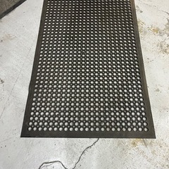 ゴムマット 有孔 屋内外の滑り止めマット マット穴あき ゴムマット 厨房 150 x 90cm 業務用玄関マット 排水マット ゴム ドアマットの画像
