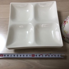 お皿とマグカップの画像