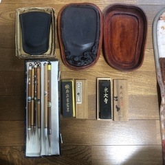 硯2個、墨2個、筆6本、筆入、硯箱セット