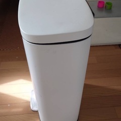 ペダル式　ニトリのゴミ箱