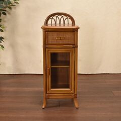 【ヤ取終了6/6】≪zyt1283ジ≫ 電話台 花台 ガラス扉付き ラタン製？籐家具？ 幅34.5cm 高さ88.5cm キャビネット/レトロ/インテリア 50917-04の画像