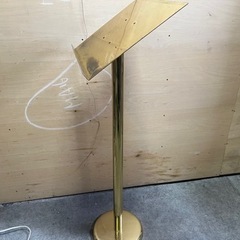 店舗用 サインスタンド ゴールド メニュー看板 全高120cm メニュー展示などに ディスプレイ台サイズ W450 H350 店舗什器 中古品 ③の画像