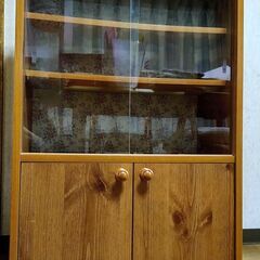 小さな食器棚、本棚、収納ボックス