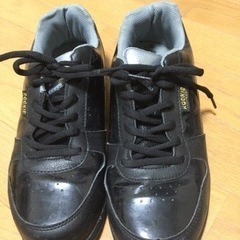 つま先に硬いプレートが入った安全靴
