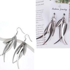 リーフ型フリンジピアス（新品）シルバーの画像