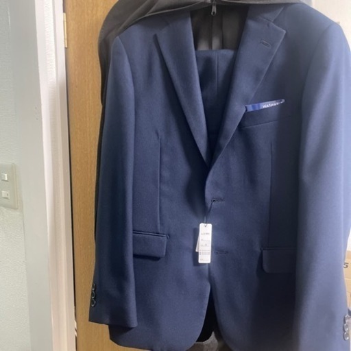 一度も袖を通してない新品のスーツ上下セットです！現金取り引きなら値引き可能です。