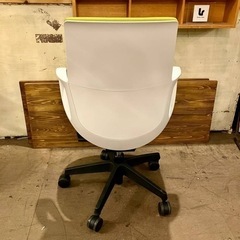 《売約済》KOKUYO コクヨ ピコラ picora CR-G530 オフィスチェア オフセットアーム(固定肘) ローバック 樹脂脚 布張り ホワイトシェル　検　ライトオリーブ　黄緑　グリーン　ライトグリーン　OAチェア　デスクチェア　回転イス　椅子　チェア　背もたれの画像