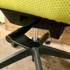 《売約済》KOKUYO コクヨ ピコラ picora CR-G530 オフィスチェア オフセットアーム(固定肘) ローバック 樹脂脚 布張り ホワイトシェル　検　ライトオリーブ　黄緑　グリーン　ライトグリーン　OAチェア　デスクチェア　回転イス　椅子　チェア　背もたれの画像