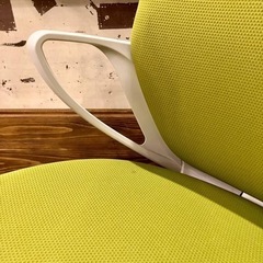 《売約済》KOKUYO コクヨ ピコラ picora CR-G530 オフィスチェア オフセットアーム(固定肘) ローバック 樹脂脚 布張り ホワイトシェル　検　ライトオリーブ　黄緑　グリーン　ライトグリーン　OAチェア　デスクチェア　回転イス　椅子　チェア　背もたれの画像