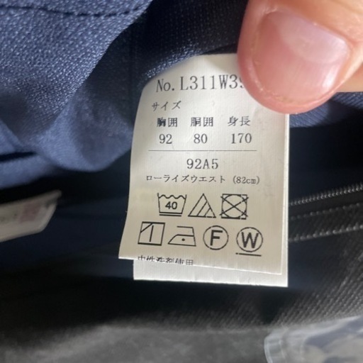 一度も袖を通してない新品のスーツ上下セットです！現金取り引きなら値引き可能です。