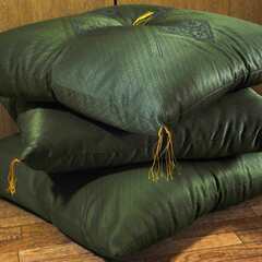 【１３日の現地手渡し限定】　客用座布団　厚みある高級もの3点の画像