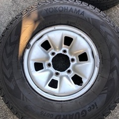 スタッドレスタイヤ＋ホイール　ハイラックスの画像