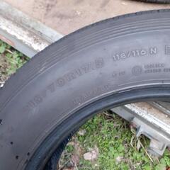 215/70R17.5の画像