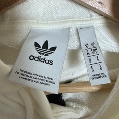 adidasパーカーの画像