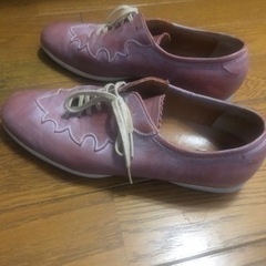 スモーキーな色の、ピンクの皮靴です、の画像