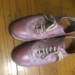 スモーキーな色の、ピンクの皮靴です、の画像