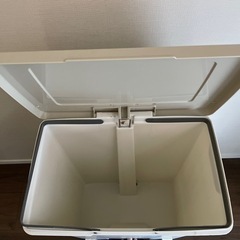 ペダル式ゴミ箱の画像