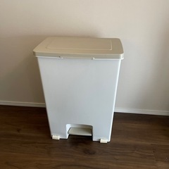ペダル式ゴミ箱