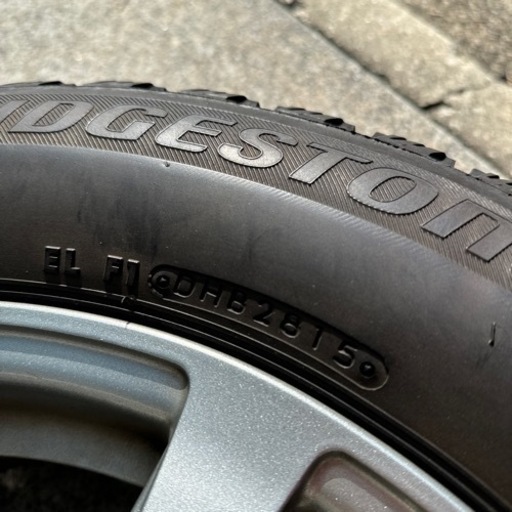 ブリヂストン　スタッドレスタイヤ215/60R16 ホイール付