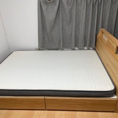 ダブルベッドフレーム、マットレス