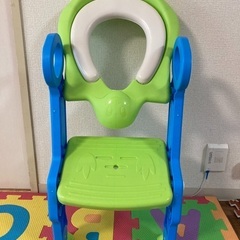 補助便座　折り畳み可能　ステップ付　トイレの踏み台　おまる代用トイトレ