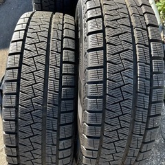 バリ山！スタッドレスタイヤ 185/65R15 ピレリ ナット付きの画像