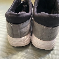 スニーカー 23.5の画像