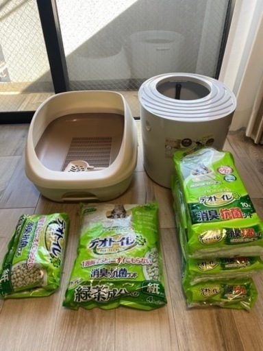 猫のトイレ本体2種類、砂、シートなど(本体は使用しているため除菌済)