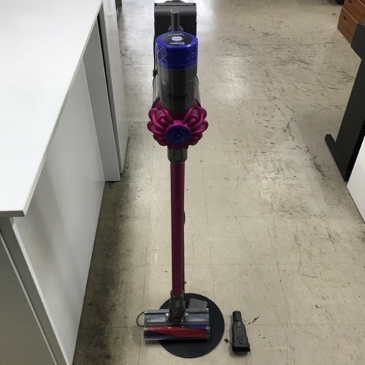 O2402-058 Dyson コードレスクリーナー 本体:SV07 ノズル部分:V6 cord-free Pro 充電スタンド ヘッドブラシ付き バッテリー使用期間不明 キズ汚れ有り