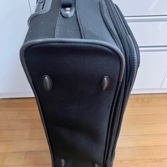 旅行用キャスター付きスーツケースの画像