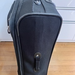 旅行用キャスター付きスーツケースの画像