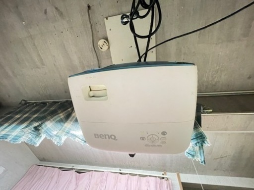 4Kプロジェクターと100インチ電動スクリーン