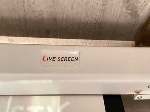 4Kプロジェクターと100インチ電動スクリーン