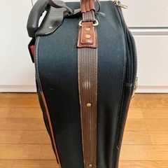 キャスター付きスーツケースの画像