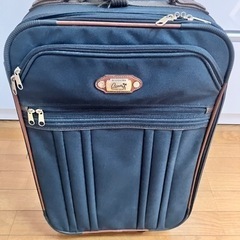 キャスター付きスーツケース