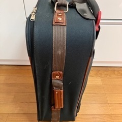 キャスター付きスーツケースの画像