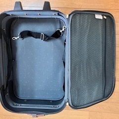 キャスター付きスーツケースの画像